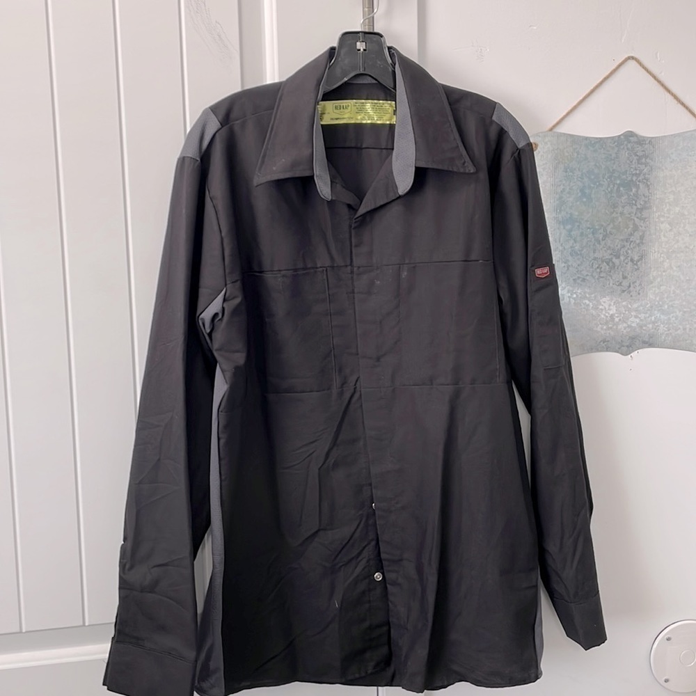 Red Kap ZEROSKRATCH long sleeve colorblock button-up shirt. Black/Charcoal